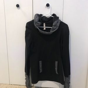 black lululemon pullover with hood